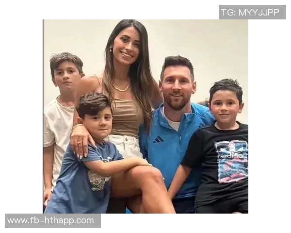 模特与梅西夫妇同框合影安东内拉T恤印梅西亲吻大力神杯瞬间