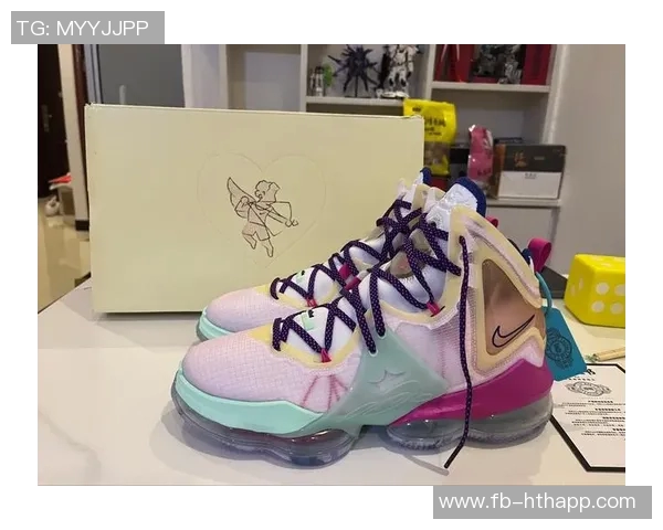 詹姆斯情人节晒与妻子甜蜜床上自拍感恩陪伴共度佳节时光